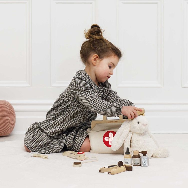 Le Toy Van - 10 Piece Animal Vet Pretend Play Set - Preschool
