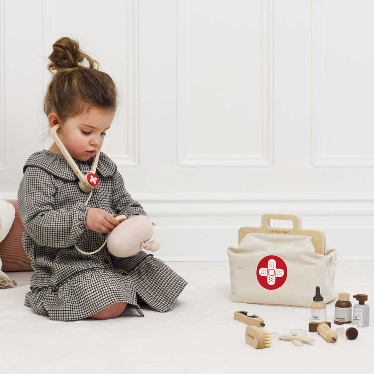Le Toy Van - 10 Piece Animal Vet Pretend Play Set - Preschool