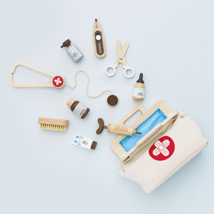 Le Toy Van - 10 Piece Animal Vet Pretend Play Set - Preschool
