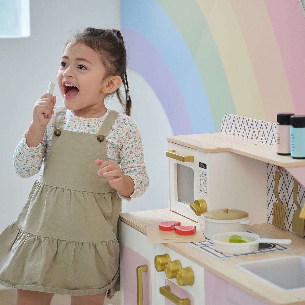 Teamson Kids - Little Chef Hampton Wooden Play Kitchen with Ice Dispenser & Sink - Pink - Preschool