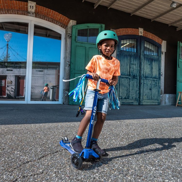 Micro Kickboard - Micro Maxi LED Scooter - Blue/White - Outdoor