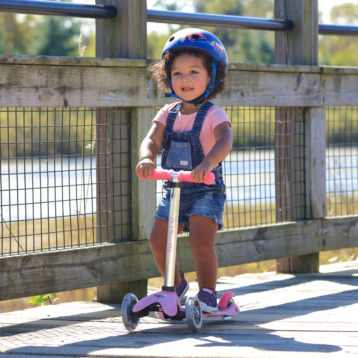 Micro Kickboard - Mini Deluxe Glow LED Plus Scooter - Frosty Pink - Outdoor