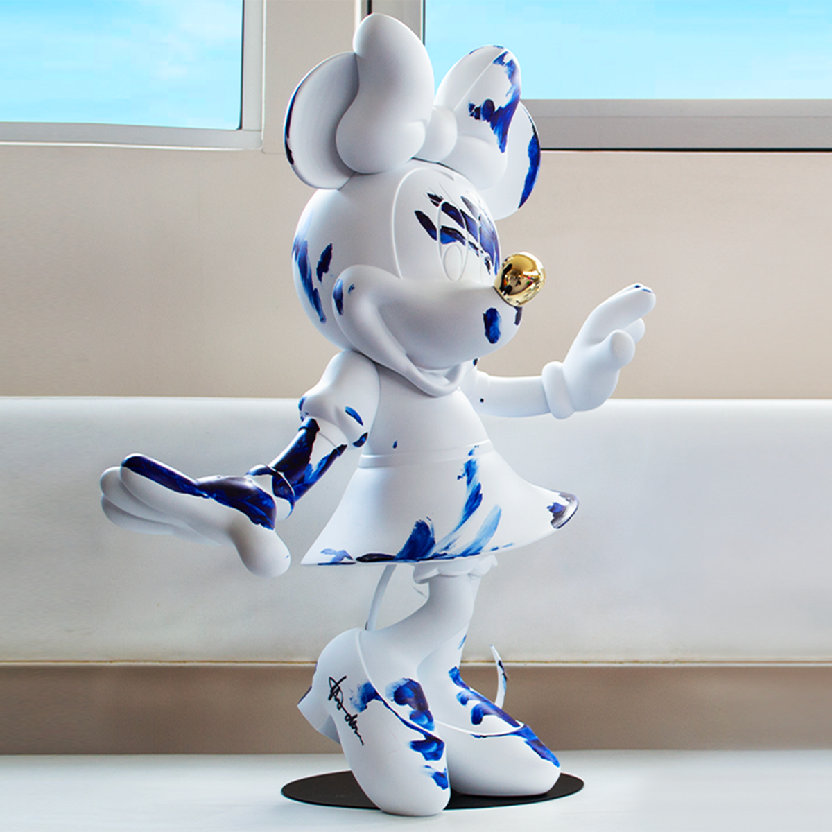 Leblon Delienne - Minnie Mouse Figure White & Blue Limited Edition - 24.4" - Collectibles