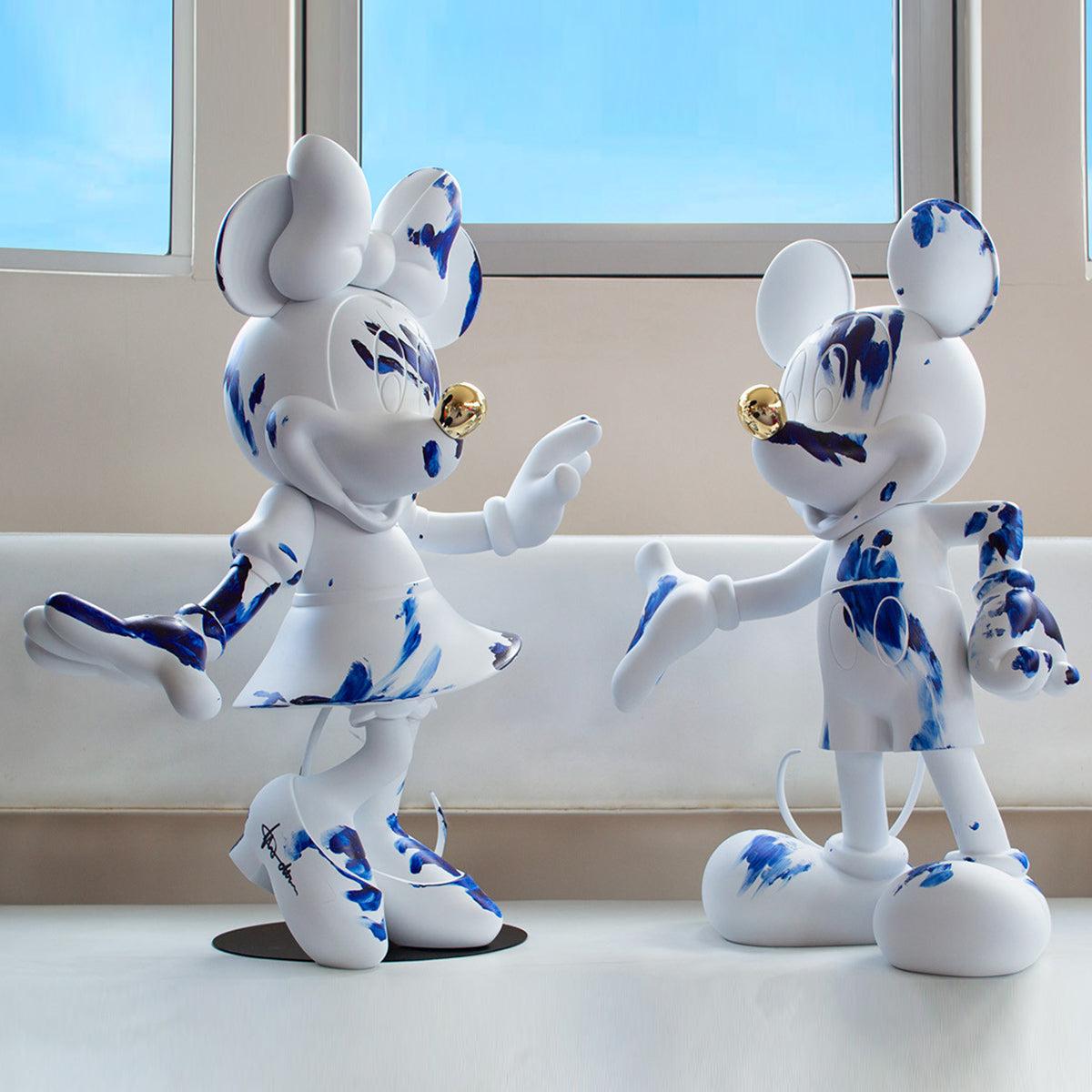 Leblon Delienne - Minnie Mouse Figure White & Blue Limited Edition - 24.4" - Collectibles