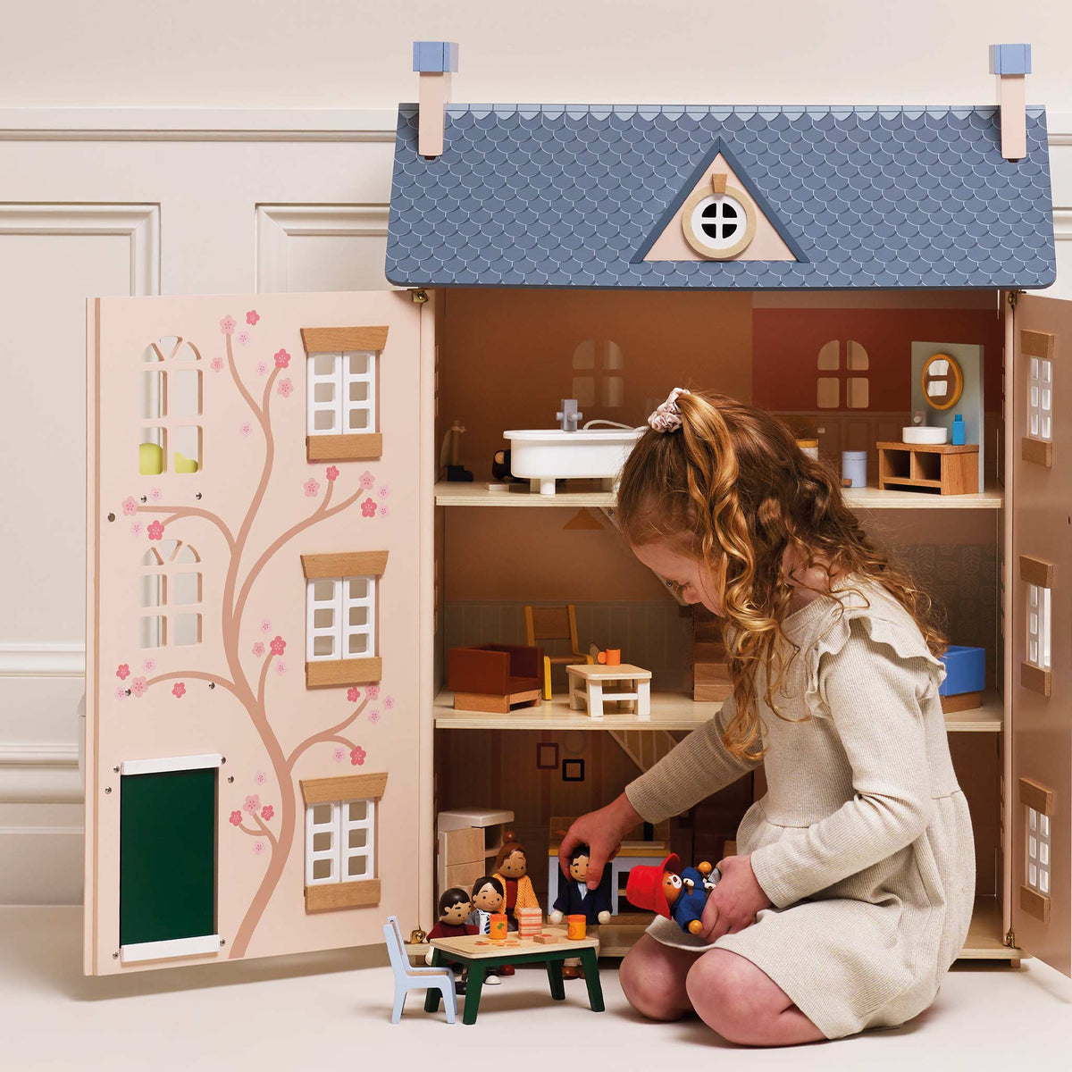 Le Toy Van - Paddington Dollhouse 32 Windsor Gardens - Dolls