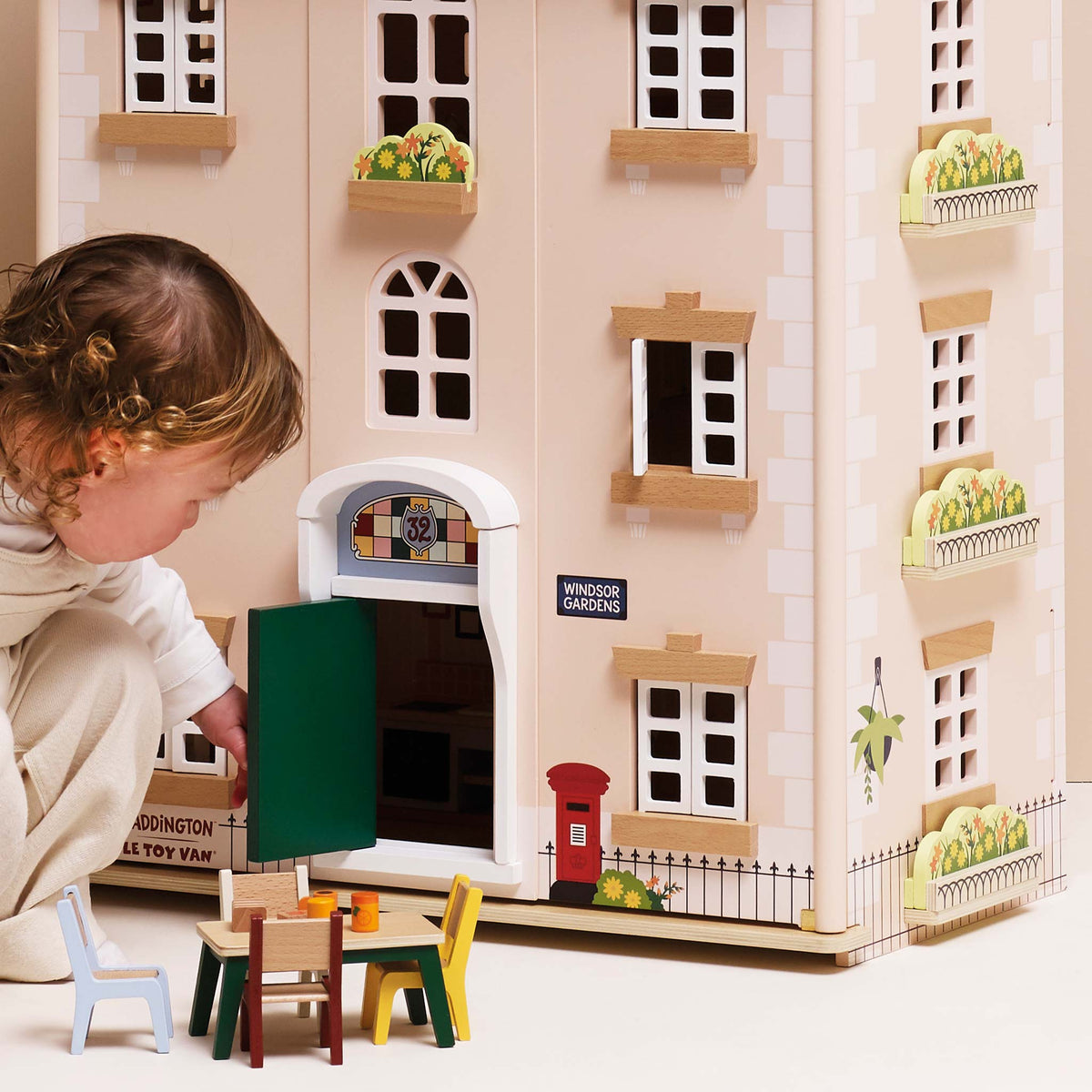 Le Toy Van - Paddington Dollhouse 32 Windsor Gardens - Dolls