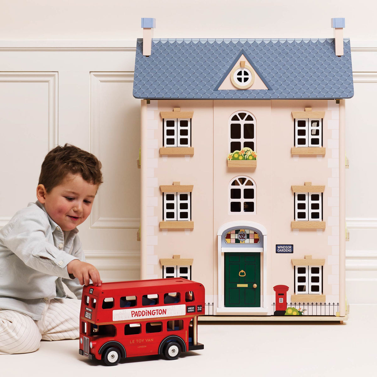 Le Toy Van - Paddington Dollhouse 32 Windsor Gardens - Dolls