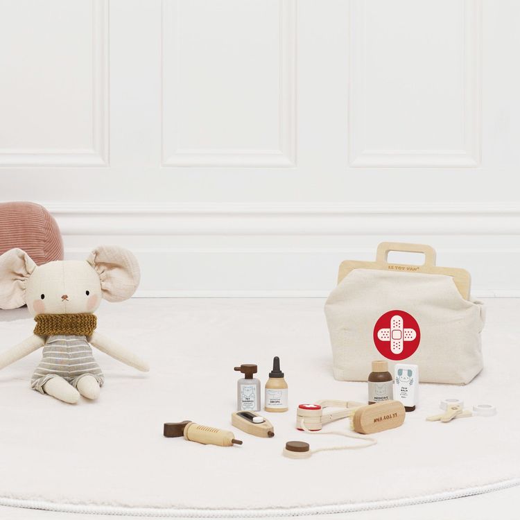 Le Toy Van Preschool 10 Piece Animal Vet Pretend Play Set