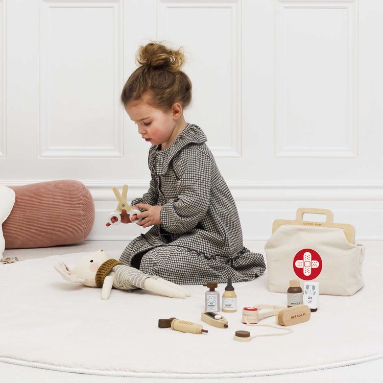 Le Toy Van Preschool 10 Piece Animal Vet Pretend Play Set