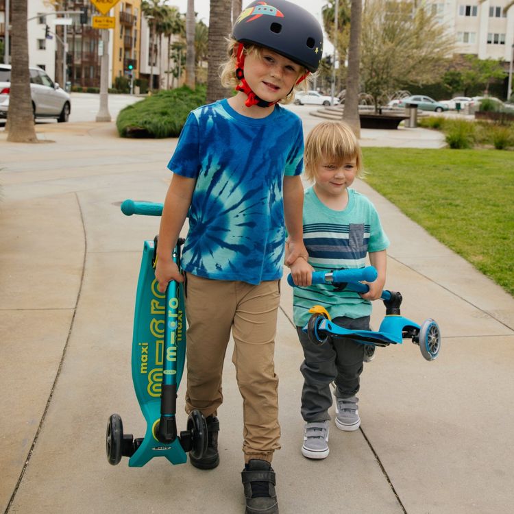 Micro Kickboard Outdoor Micro Maxi Foldable LED Scooter - Petrol Green