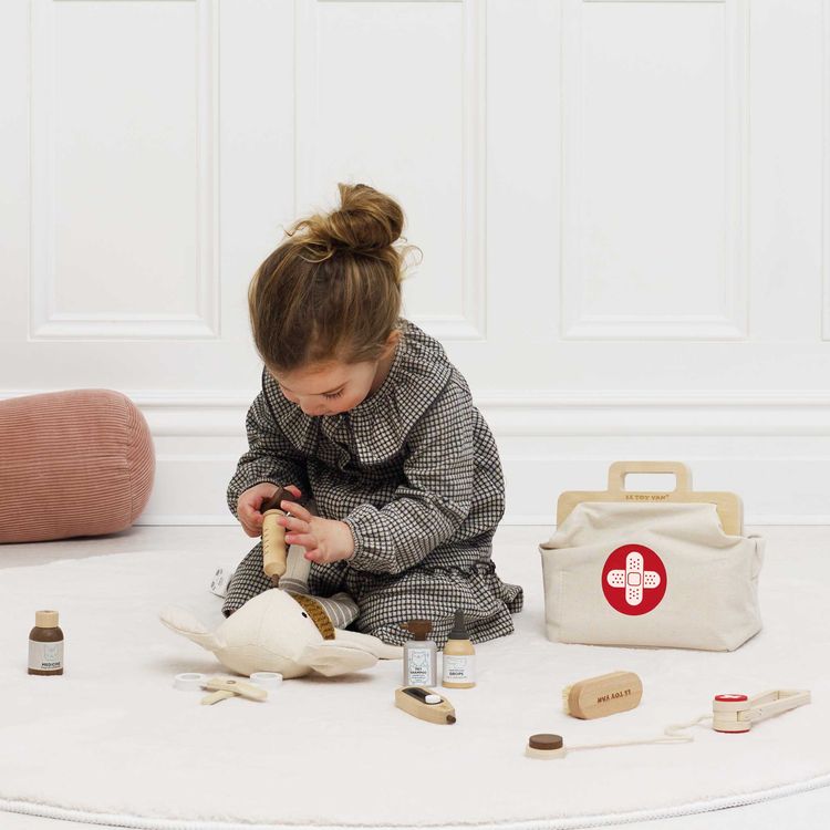  Le Toy Van -  10 Piece Animal Vet Pretend Play Set -  Preschool