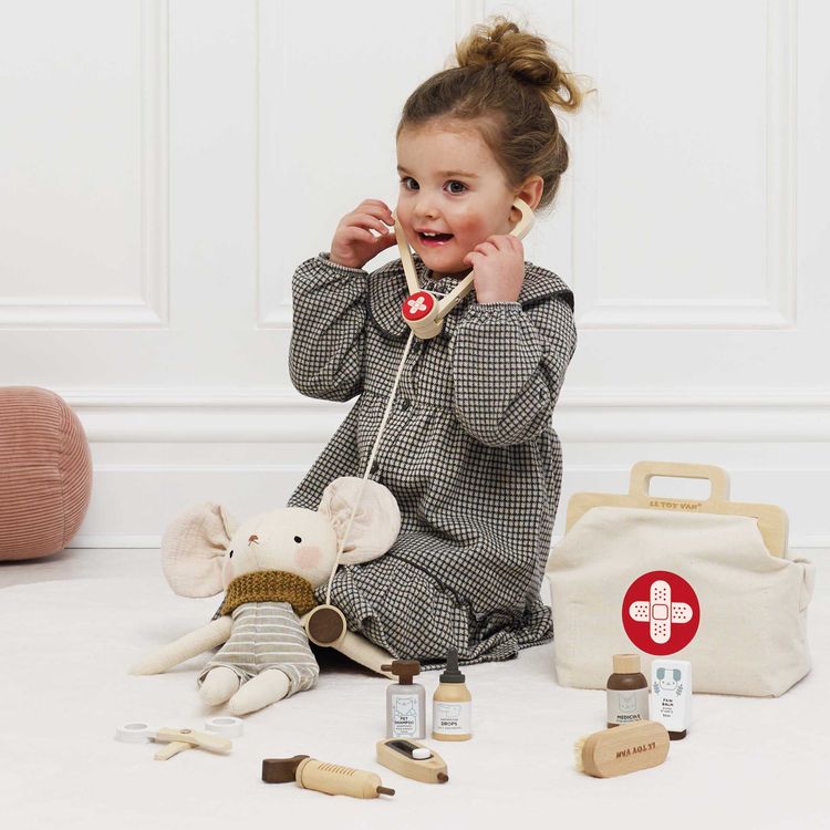  Le Toy Van -  10 Piece Animal Vet Pretend Play Set -  Preschool
