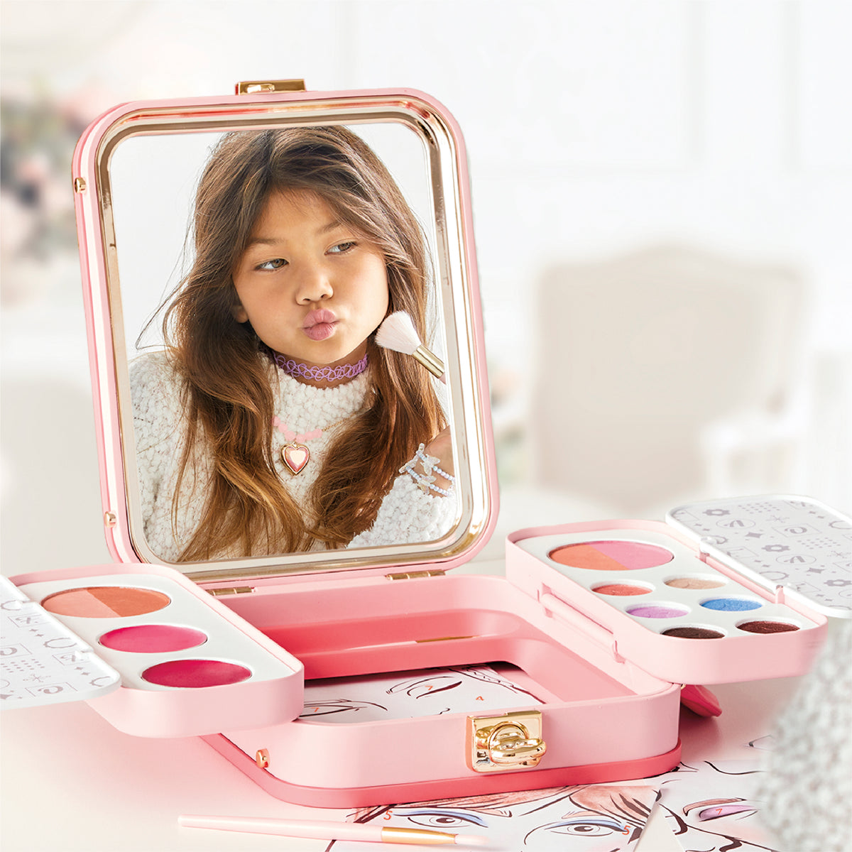 FAO Schwarz -  Flawless Fashion Makeup Artist Set - 24 Pieces -  Fashion Activity and Roleplay