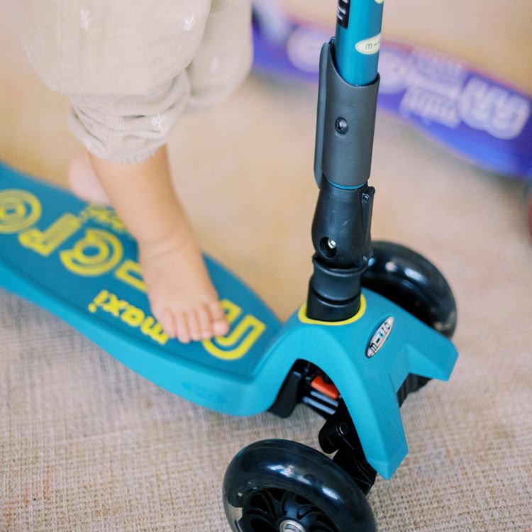 Micro Maxi Foldable LED Scooter - Petrol Green | Micro Kickboard