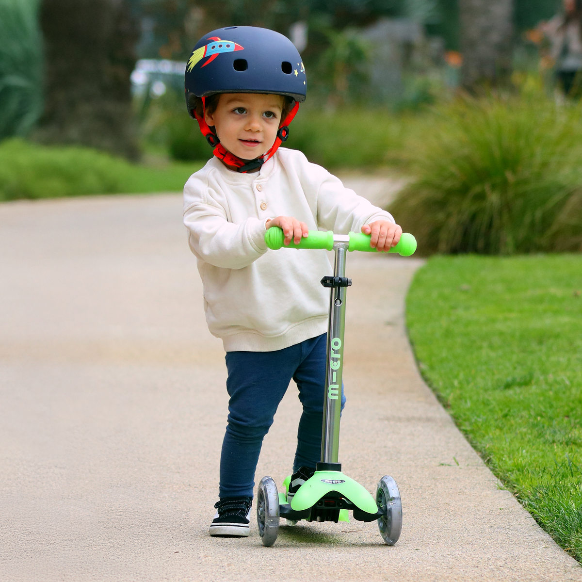  Micro Kickboard -  Mini Deluxe Glow LED Plus Scooter - Icy Lime -  Outdoor