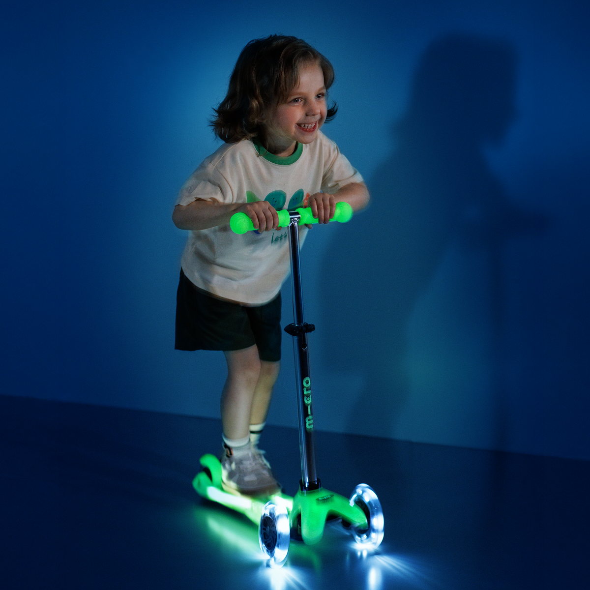 Micro Kickboard -  Mini Deluxe Glow LED Plus Scooter - Icy Lime -  Outdoor