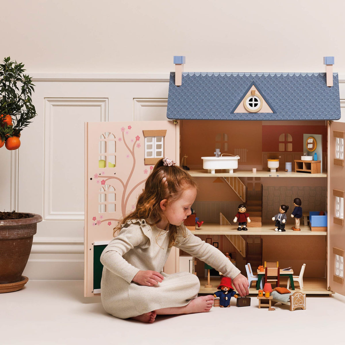 Le Toy Van -  Paddington Dollhouse 32 Windsor Gardens -  Dolls
