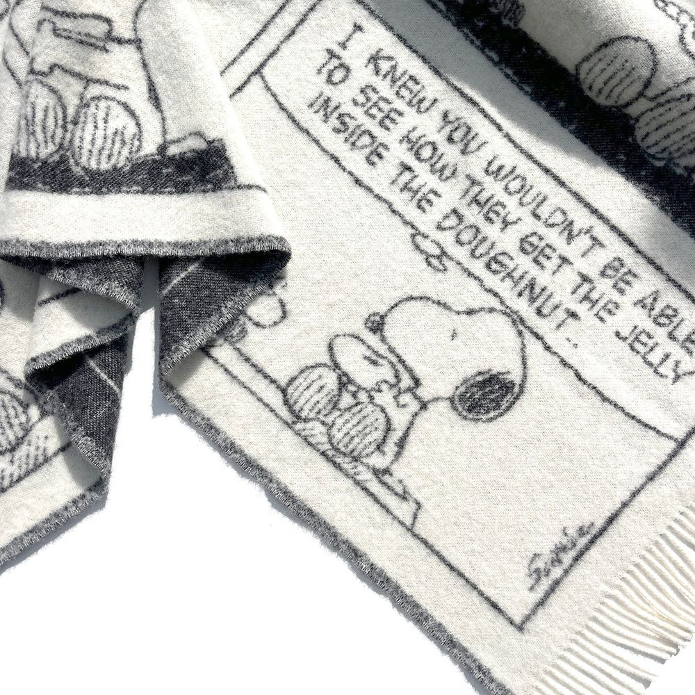  Maison Deux -  Peanuts Blanket - Doughnut Comic -  Trend Accessories