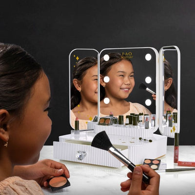 FAO Schwarz Fashion Activity and Roleplay 25-Piece Stunning Style Makeup Vanity Set