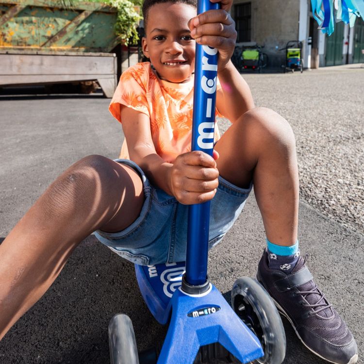 Micro Kickboard Outdoor Micro Maxi LED Scooter - Blue/White